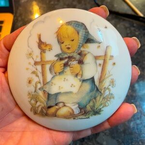 M.J. Hummel Porcelain keepsake vanity dish “He loves me”